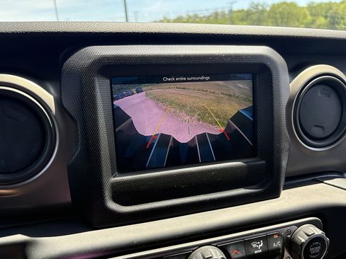 Used 2018 Jeep Wrangler Unlimited Sport S AWD/4WD image 36
