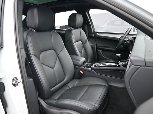 Certified 2026 Porsche Macan AWD/4WD image 30