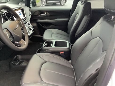 New 2026 Chrysler Pacifica Select image 14