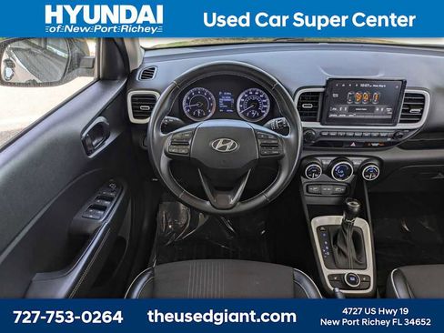 Used 2022 Hyundai Venue Limited FWD image 15