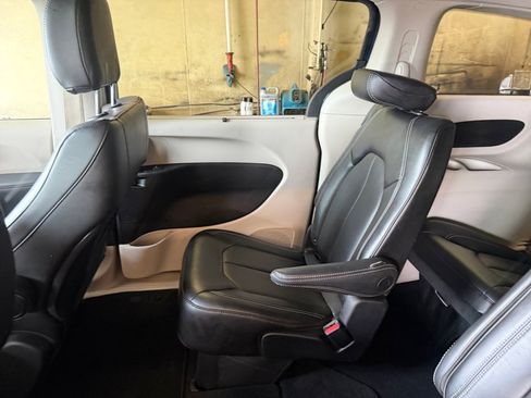 Used 2024 Chrysler Pacifica Touring-L FWD image 33