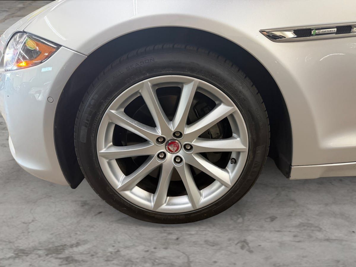 Used 2016 Jaguar XJ R-Sport RWD image 9