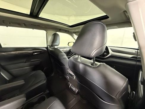 Used 2022 Toyota Highlander Platinum AWD/4WD image 26