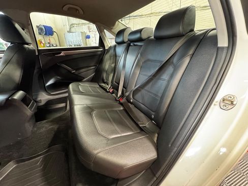 Used 2016 Volkswagen Passat 1.8T R-Line FWD image 12