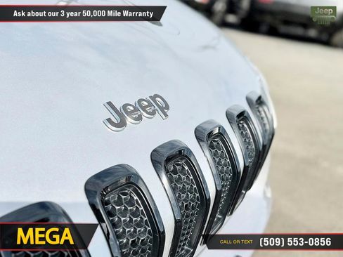 Used 2017 Jeep Cherokee Latitude AWD/4WD image 14