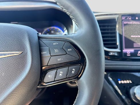 Used 2023 Chrysler Pacifica Touring FWD image 17