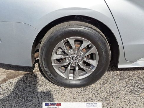 Used 2021 Toyota Sienna XLE image 5