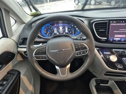 Used 2023 Chrysler Pacifica Touring-L FWD image 10