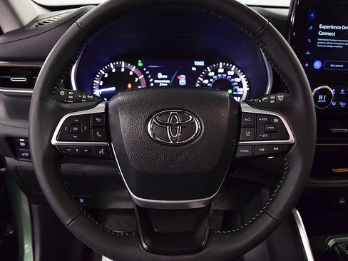 Used 2023 Toyota Highlander XLE image 18