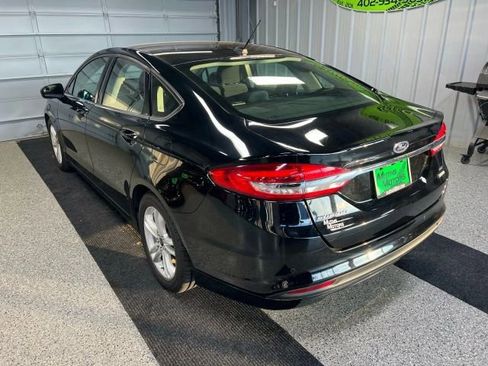 Used 2018 Ford Fusion SE w/ Fusion SE Technology Package image 4