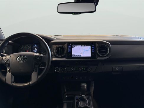 Used 2018 Toyota Tacoma TRD Off-Road w/ Technology Package AWD/4WD image 13