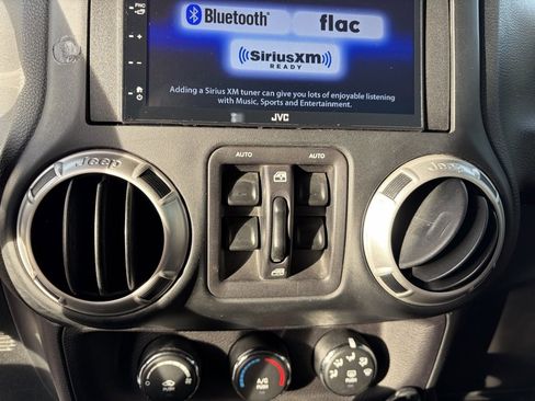 Used 2018 Jeep Wrangler Unlimited Sahara image 13