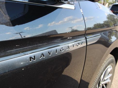 Used 2025 Lincoln Navigator Reserve AWD/4WD image 13