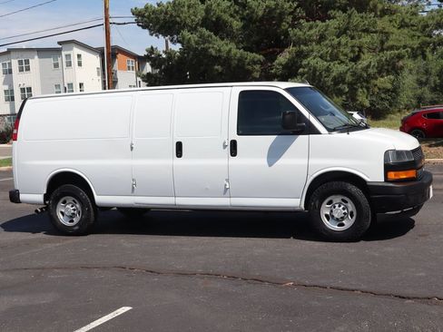 Used 2018 Chevrolet Express 2500 Extended RWD image 2