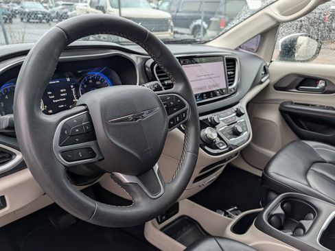 Used 2023 Chrysler Pacifica Touring-L FWD image 25