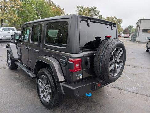 Used 2024 Jeep Wrangler Unlimited w/ Convenience Group AWD/4WD image 5