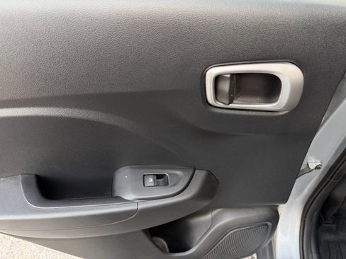 Used 2022 Hyundai Venue SE image 21