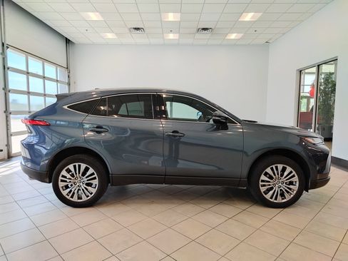 Used 2023 Toyota Venza XLE AWD/4WD image 2