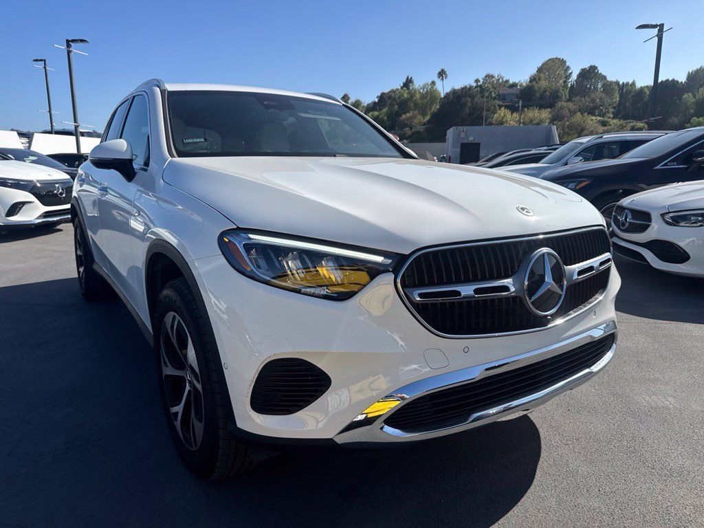 Used 2025 Mercedes-Benz GLC 350e 4MATIC image 3