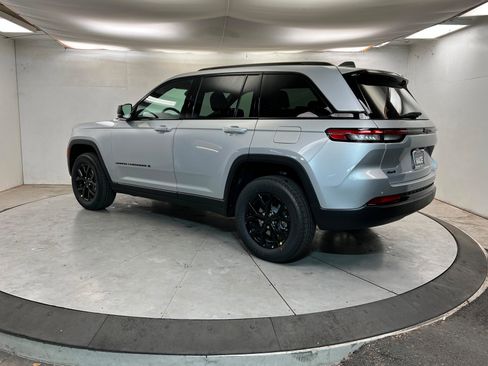 New 2025 Jeep Grand Cherokee 4WD image 3