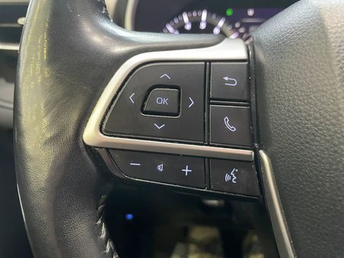 Used 2022 Toyota Highlander XLE AWD/4WD image 10