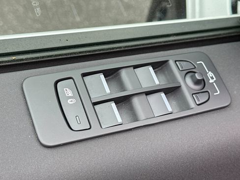 Used 2025 Land Rover Discovery Sport S image 15