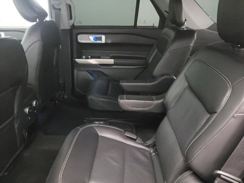 Used 2021 Ford Explorer Limited w/ Equipment Group 301A AWD/4WD image 18