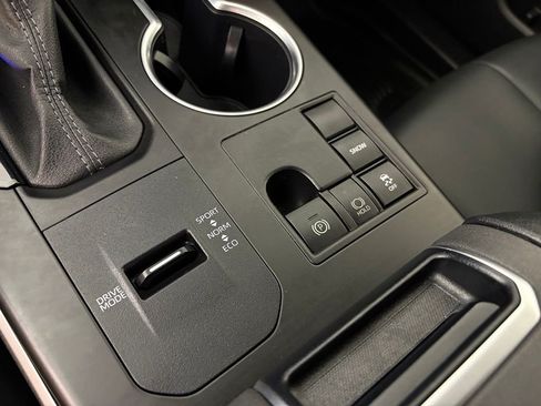 Used 2024 Toyota Highlander XLE FWD image 30