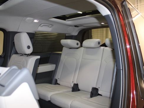 Used 2023 Land Rover Defender 130 SE image 46