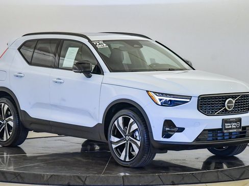 Certified 2025 Volvo XC40 B5 Plus w/ Climate Package image 6