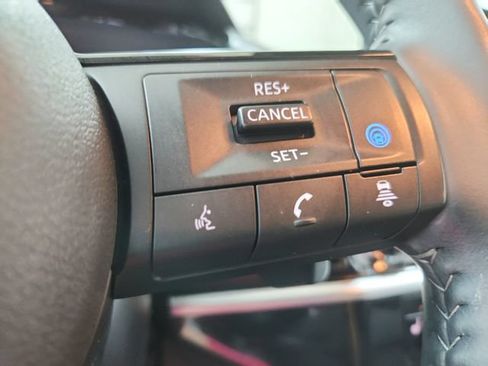 Used 2025 Nissan Pathfinder SL AWD/4WD image 24