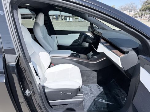 Used 2022 Tesla Model X image 46