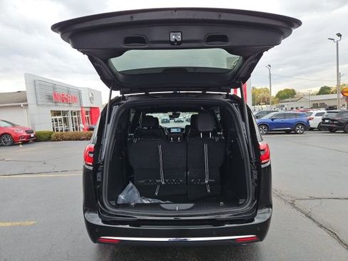 New 2026 Chrysler Pacifica Select FWD image 9