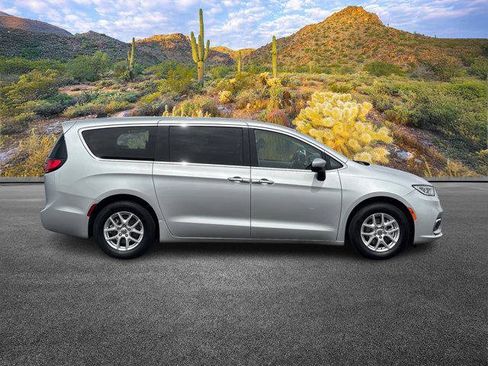 Used 2023 Chrysler Pacifica Touring-L FWD image 3