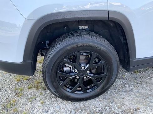Used 2025 Jeep Grand Cherokee Altitude AWD/4WD image 39
