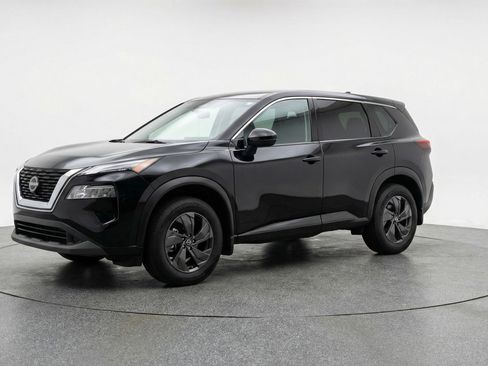 Used 2025 Nissan Rogue SV image 3