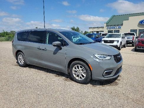 Used 2023 Chrysler Pacifica Touring-L FWD image 20