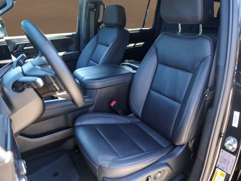 Used 2025 Chevrolet Suburban Z71 AWD/4WD image 7