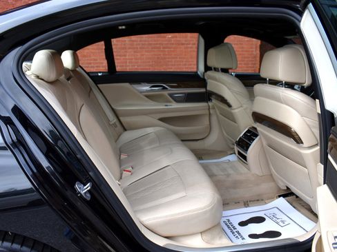 Used 2019 BMW 750i 750i Sedan w/ Executive Package image 17