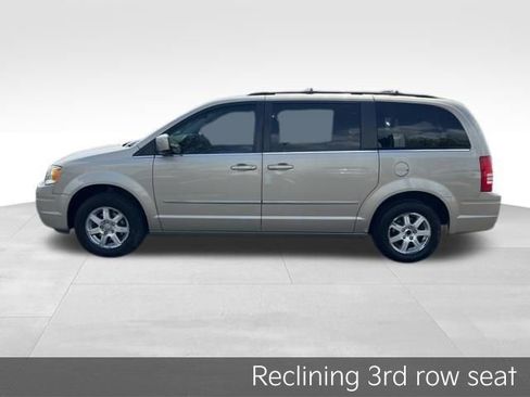 Used 2009 Chrysler Town & Country Touring image 4
