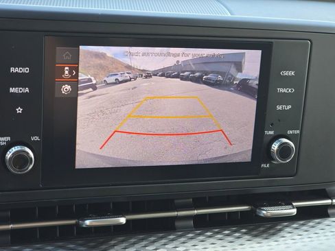 Used 2024 Kia Carnival LX image 9