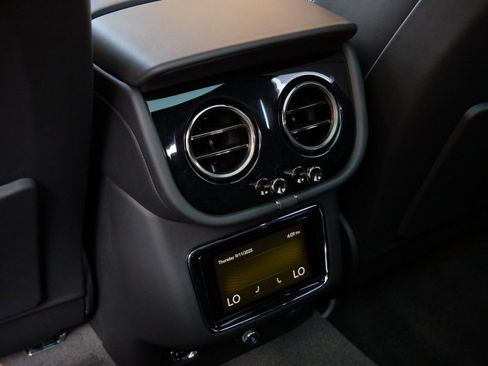 Used 2025 Bentley Bentayga image 22