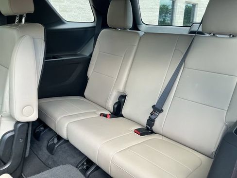 Used 2023 Chevrolet Traverse LT FWD image 18