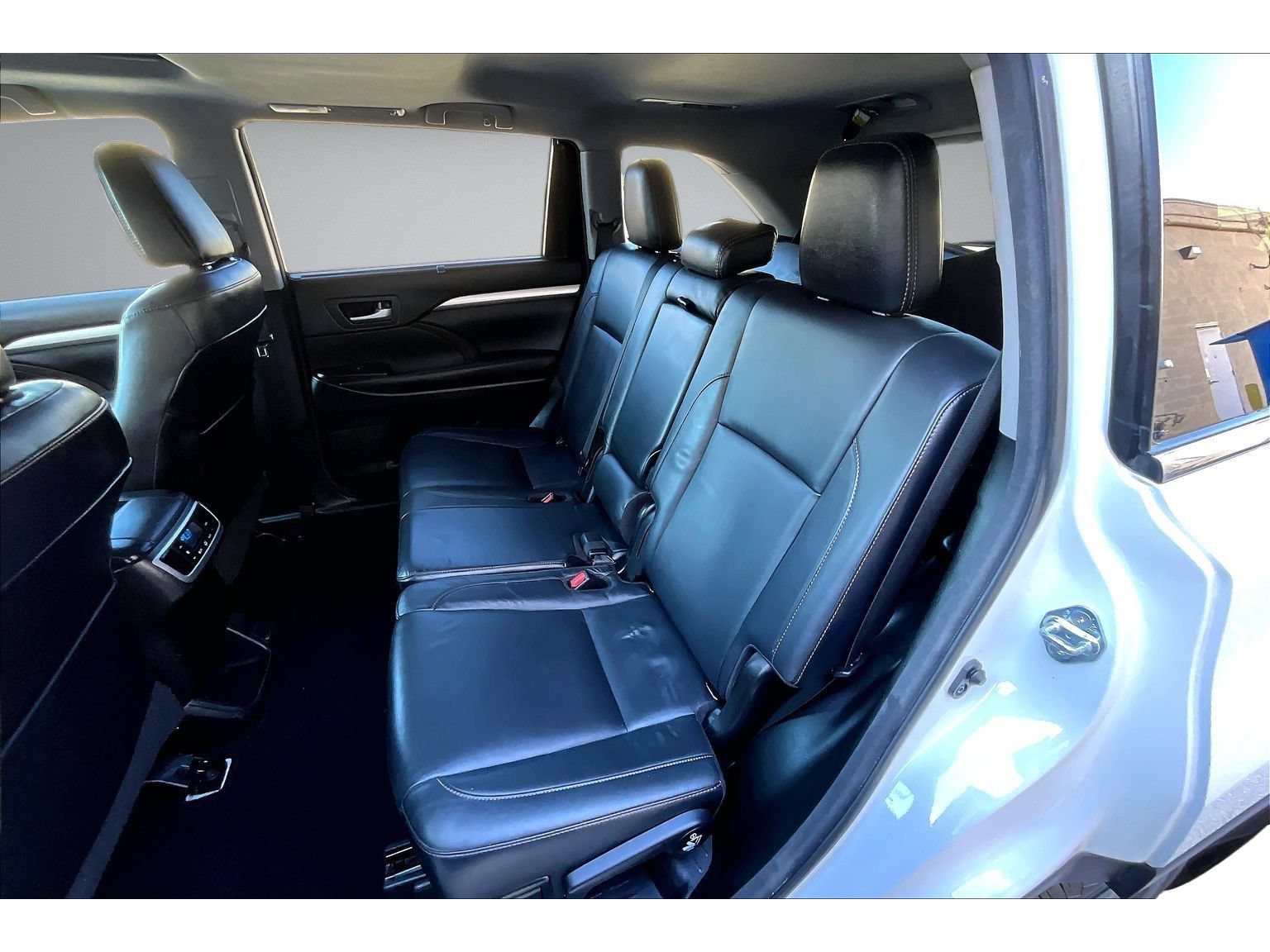Used 2017 Toyota Highlander XLE w/ Carpet Mat Package AWD/4WD image 35