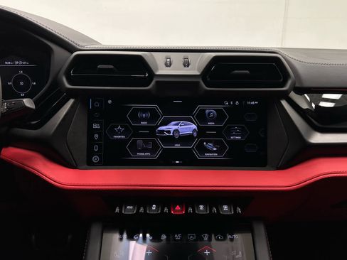 Used 2025 Lamborghini Urus SE image 32