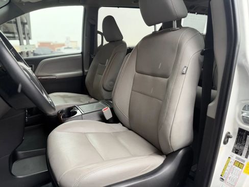 Used 2020 Toyota Sienna Limited image 14