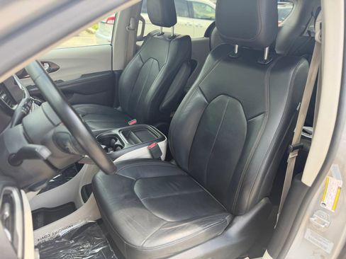 Used 2017 Chrysler Pacifica Touring-L image 26