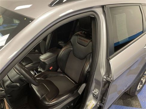 Used 2022 Jeep Cherokee Trailhawk image 11