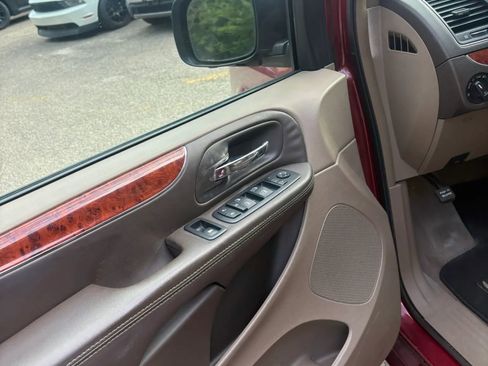 Used 2016 Chrysler Town & Country Touring FWD image 42