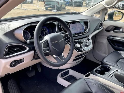 Used 2023 Chrysler Pacifica Touring-L image 2